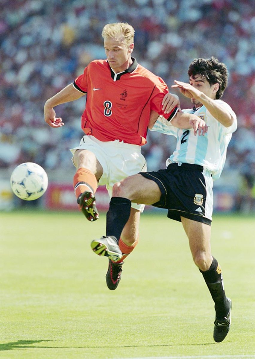 1998-dennis-bergkamp-roberto-ayala.jpg
